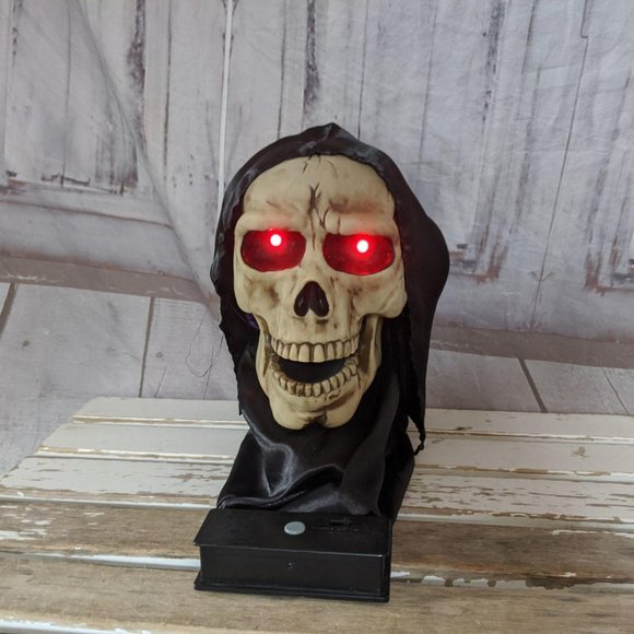 Jumping skull Halloween decor shocker prop head an